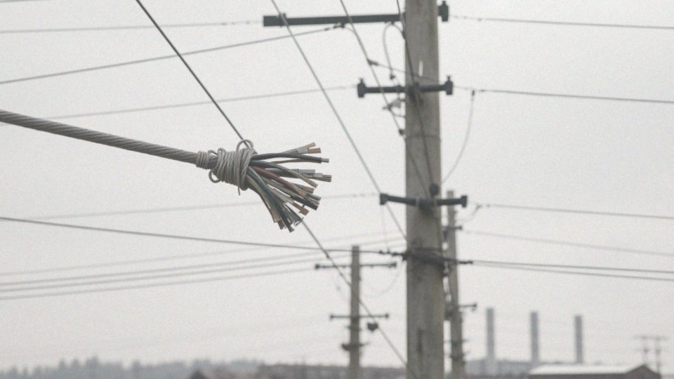 Jakie są różnice między kablem z linką nośną a kablem samonośnym?