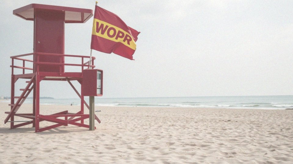 Jakie telefony alarmowe i służby ratownicze są dostępne na plażach w Polsce?